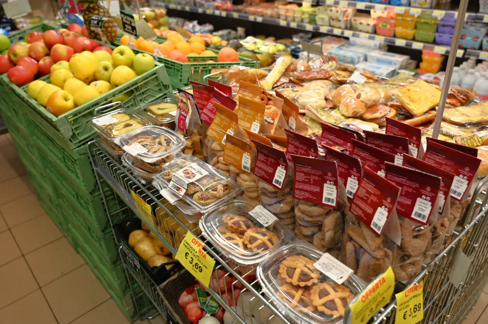 ローマの店内に並ぶ果物や袋入りの菓子