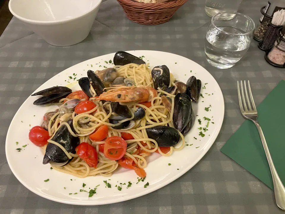 貝やエビ、ミニトマトを盛り付けた魚介のパスタ